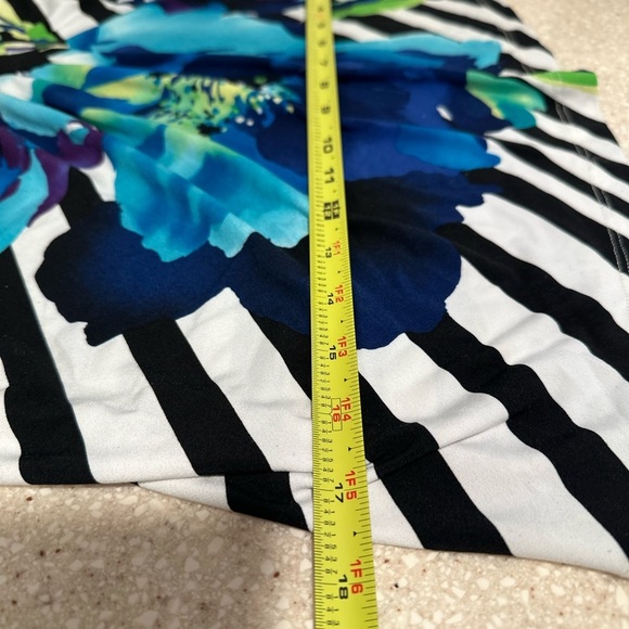 3x25* Investments Blue Floral Top B&W Stripes Size Small Stretchy & Elegant - Picture 14 of 15